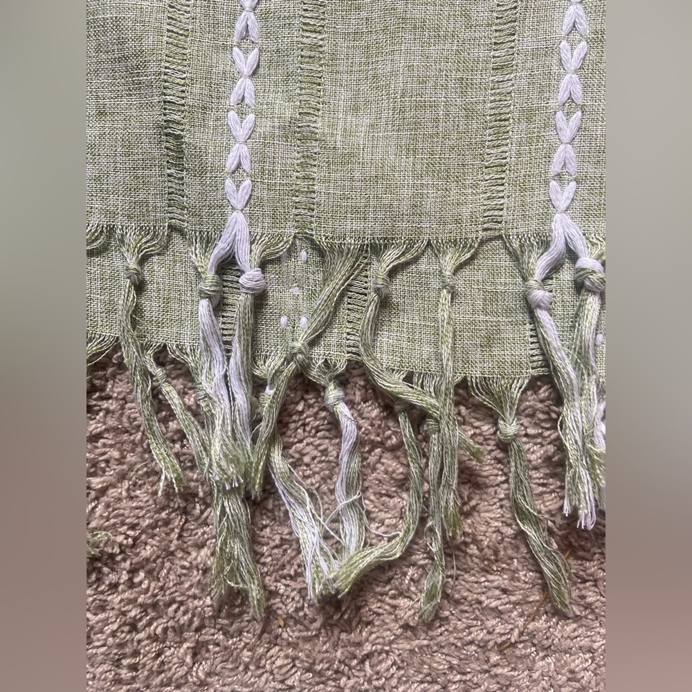 Elegant Green Table Runner - Picture 4 of 7